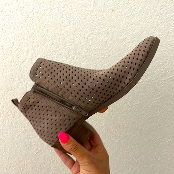 short brown booties! never been worn (new with tag) - Picture 3 of 5